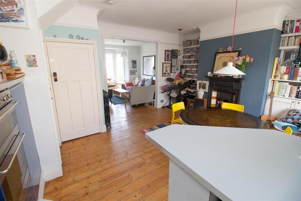Lounge/Dining Area
