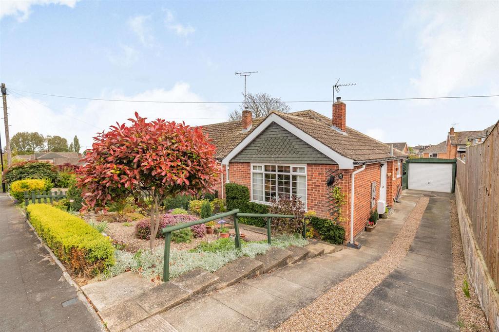 Aspin Park Drive, Knaresborough, HG5 8EY 2 bed semidetached bungalow