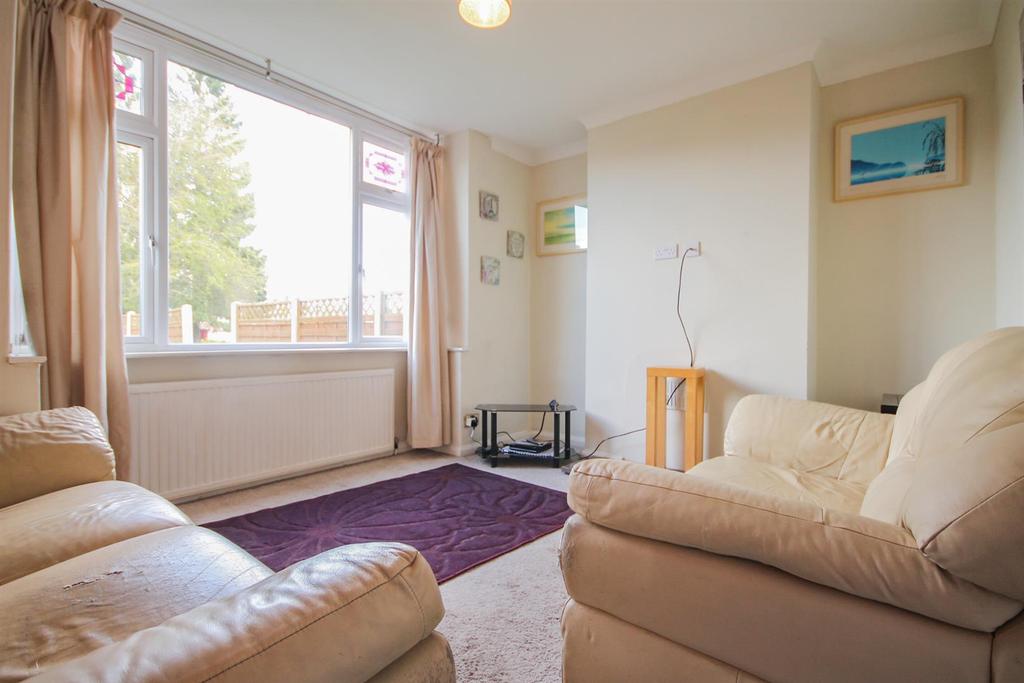 Greenfields Avenue, Harrogate, HG2 7BN 3 bed semidetached house £150,000
