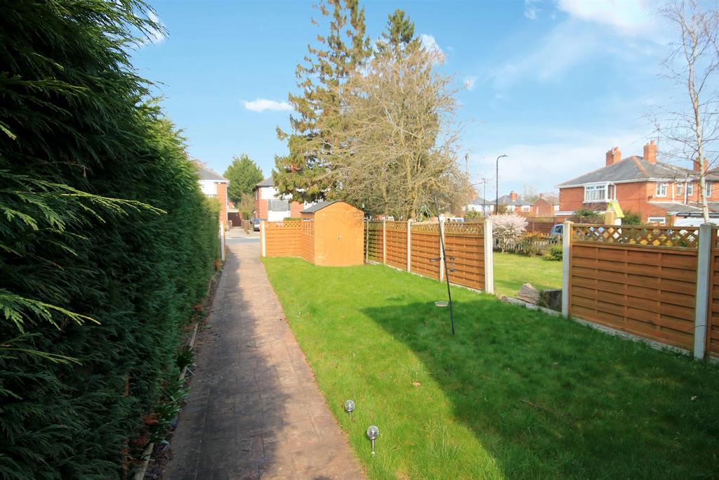 Greenfields Avenue, Harrogate, HG2 7BN 3 bed semidetached house £150,000