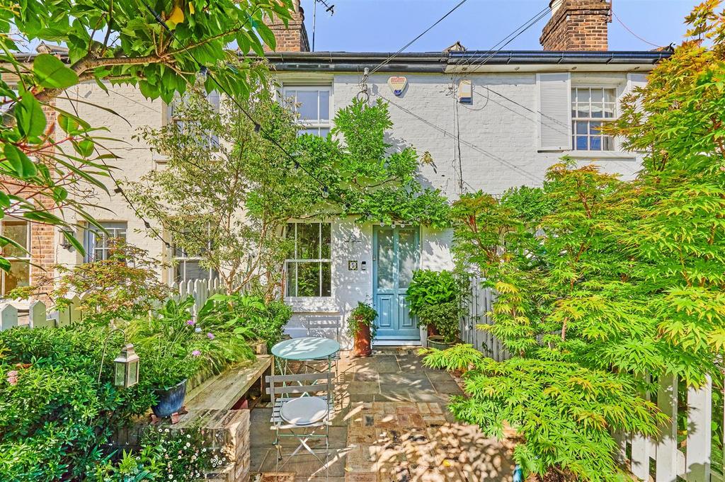 Thorne Passage, Barnes, SW13 2 bed terraced house for sale £900,000