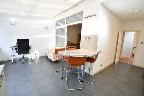 1 Singleton Scarp, London, N12 7AR