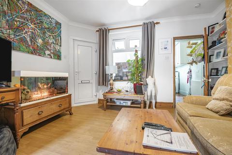 2 Warwick Place, Thames Ditton, KT7 0QG