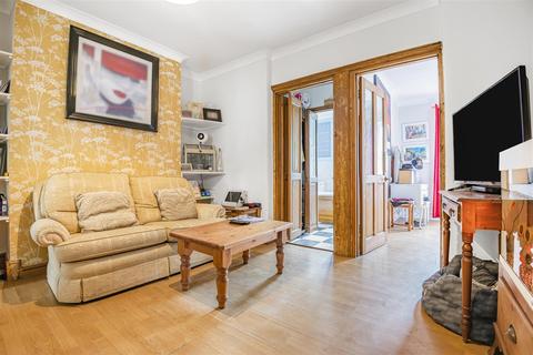 2 Warwick Place, Thames Ditton, KT7 0QG