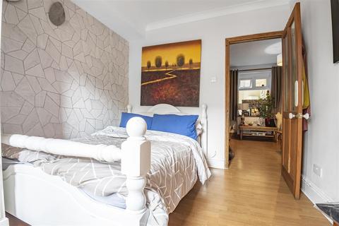 2 Warwick Place, Thames Ditton, KT7 0QG