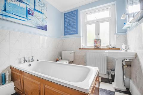 2 Warwick Place, Thames Ditton, KT7 0QG