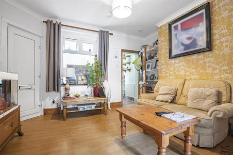 2 Warwick Place, Thames Ditton, KT7 0QG