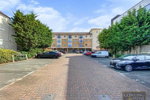 2 bedroom apartment to rent, London Road, Wickford