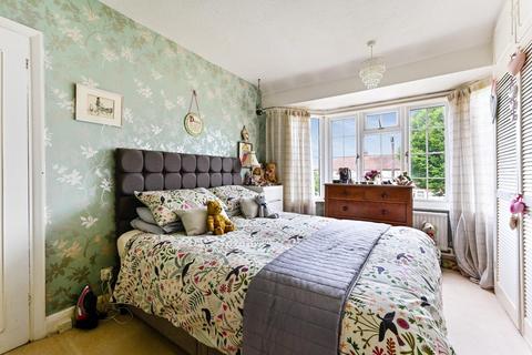 14 Shrubland Grove, Worcester Park, KT4 8TB