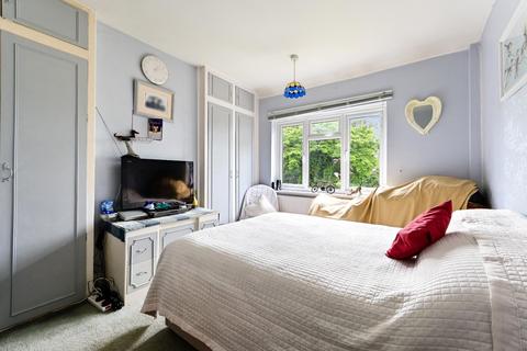 14 Shrubland Grove, Worcester Park, KT4 8TB