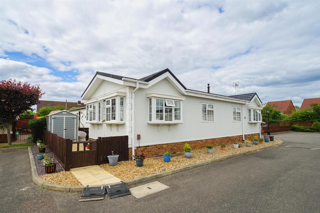 Weston Avenue, Leighton Buzzard 2 bed park home £210,000