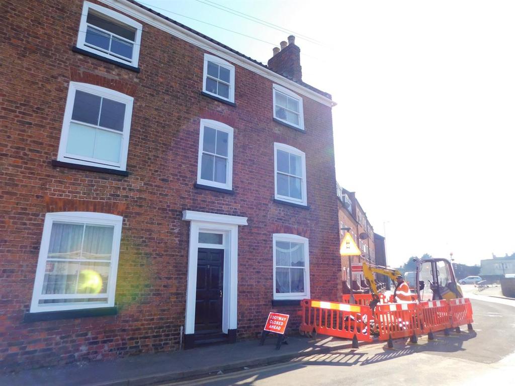 Willoughby Road, Boston 6 bed terraced house £270,000