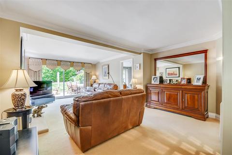 65 Hutton Village, Hutton, Brentwood, CM13 1RX