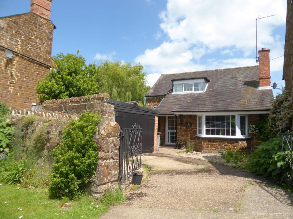 The Green,Byfield,Daventry,NN11 6UT 2 bed detached house £400,000