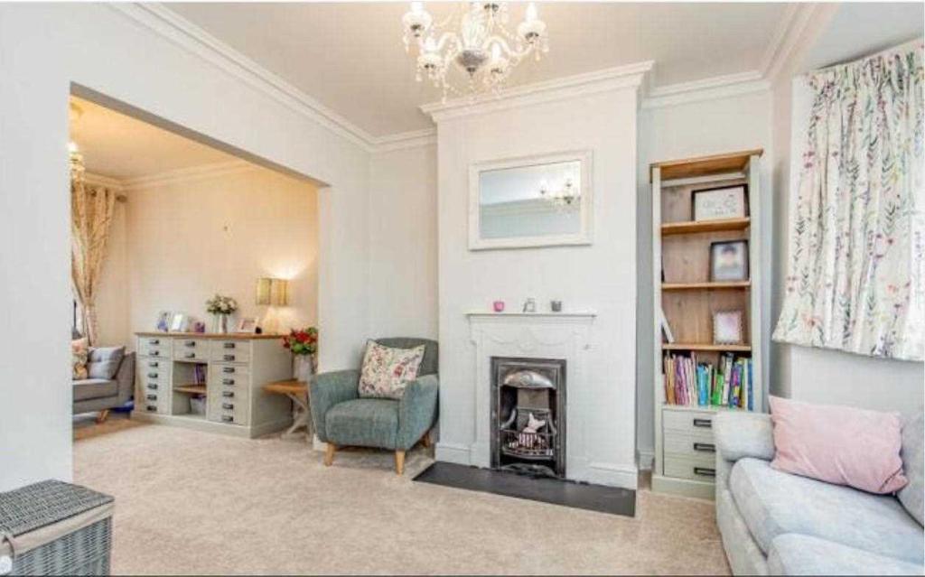 Ashfield Avenue, Bushey, WD23. 4 bed semidetached house £609,950