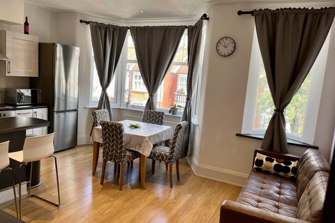 2 bedroom flat to rent, Kingsley Road, Palmers Green N13