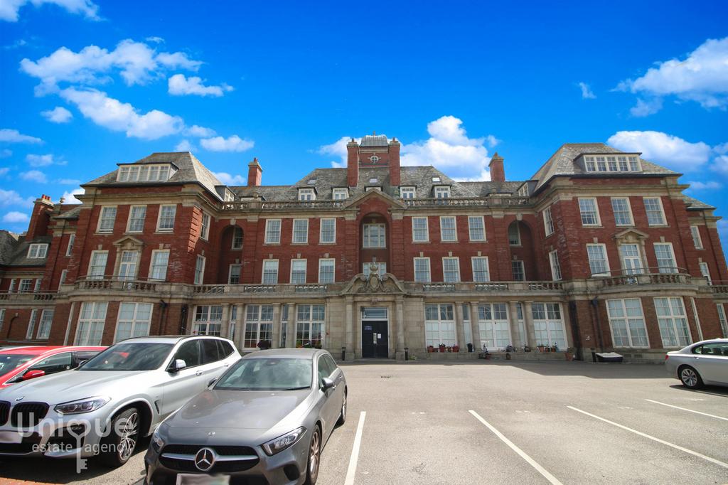 Admiral Point, 162 Queens Promenade, Blackpool, FY2 3 bed apartment £