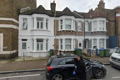 4 bedroom semi-detached house to rent - Spray Street, London SE18