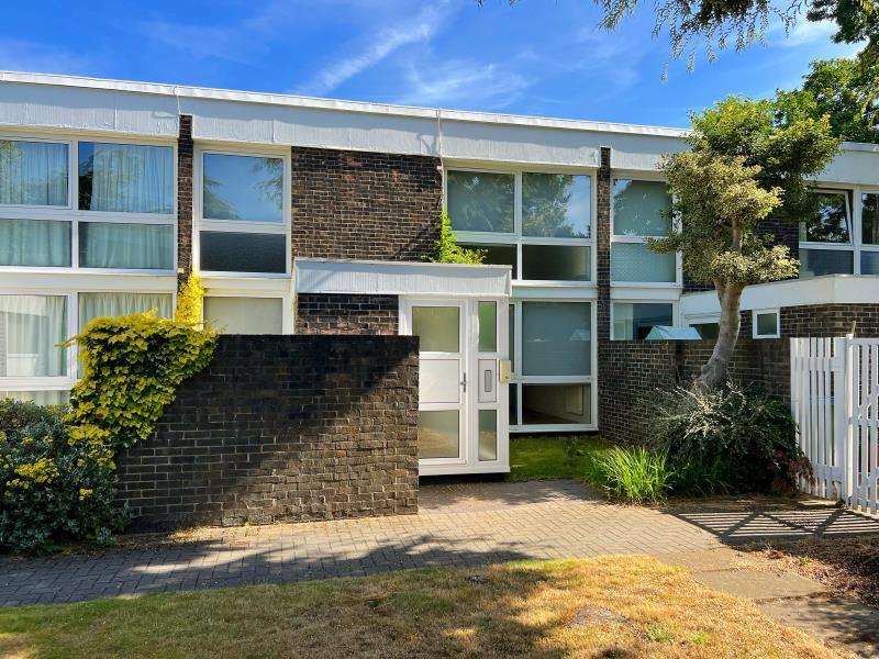 Brackley, Weybridge, Surrey, KT13 0BJ 3 bed end of terrace house £