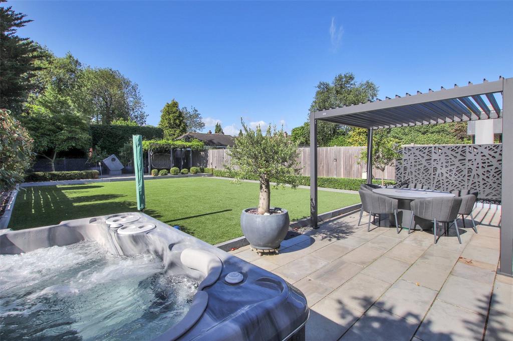 Hot Tub &amp; Patio Area