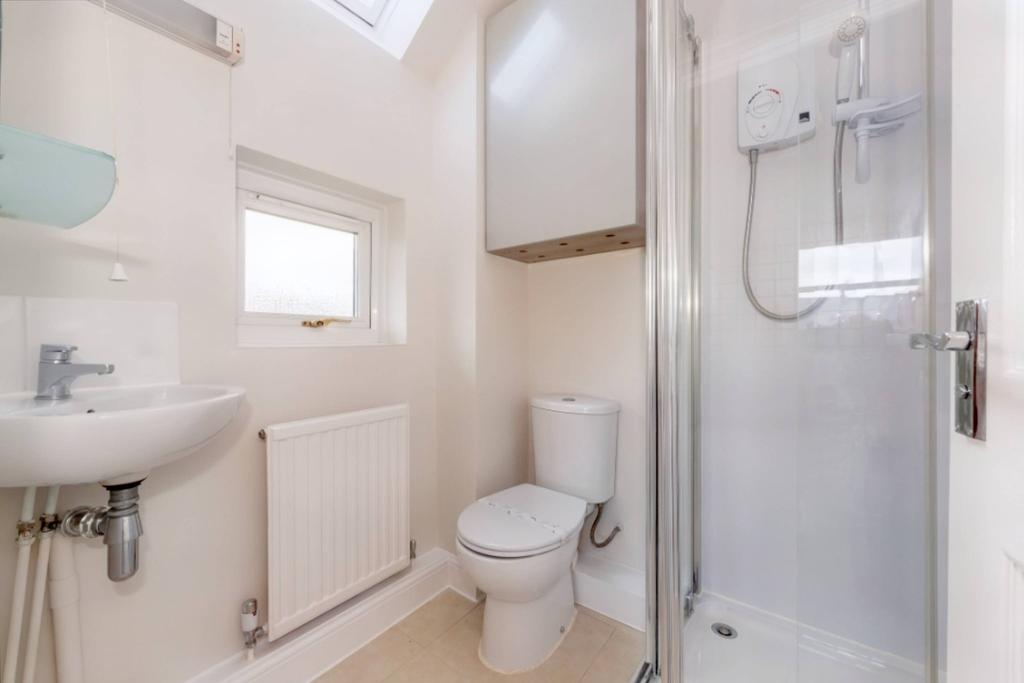 Ensuite to bedroom 1
