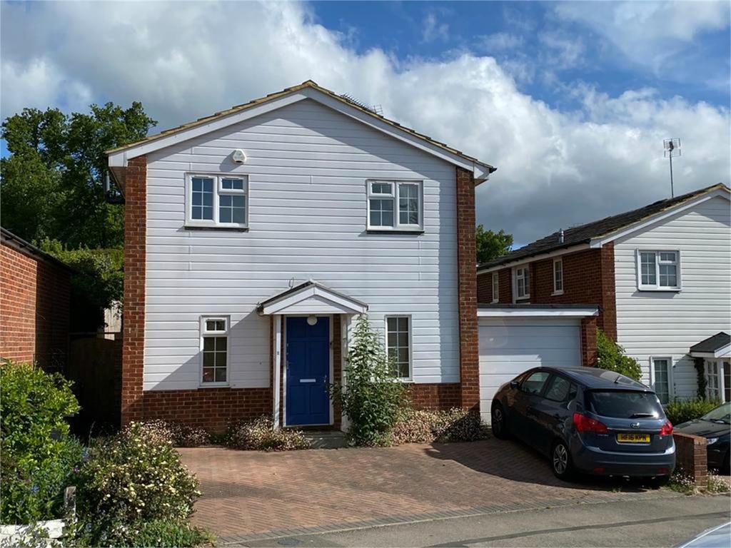Milton Close, HenleyonThames, RG9 3 bed detached house £2,600 pcm