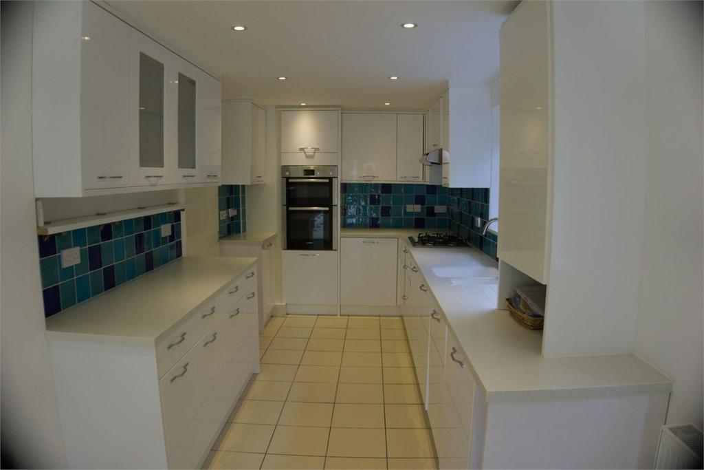 Milton Close, HenleyonThames, RG9 3 bed detached house £2,600 pcm