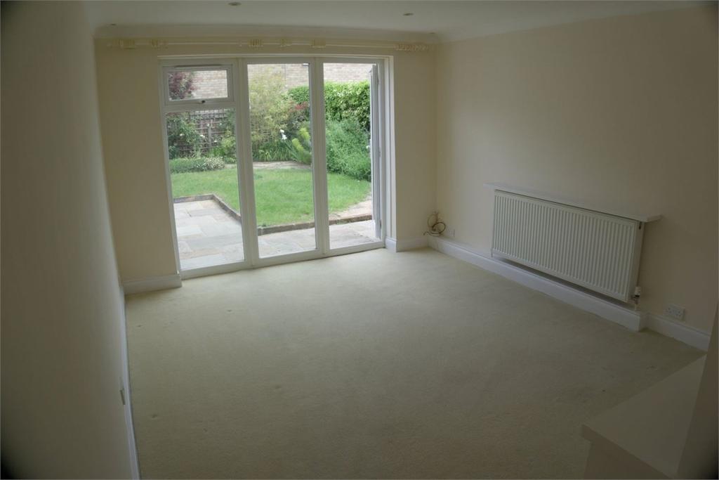 Milton Close, HenleyonThames, RG9 3 bed detached house £2,600 pcm