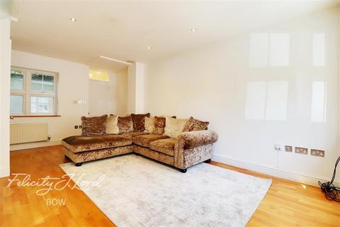 2 bedroom terraced house to rent, Blondin Street, E3