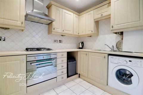 2 bedroom terraced house to rent, Blondin Street, E3