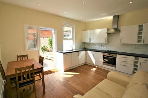 3 bedroom terraced house to rent, Amazing three Bedroom House in Lydden Grove, Wandsworth