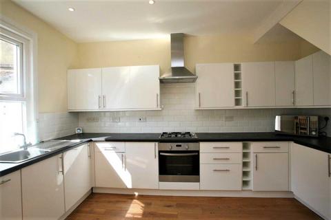 3 bedroom terraced house to rent, Amazing three Bedroom House in Lydden Grove, Wandsworth