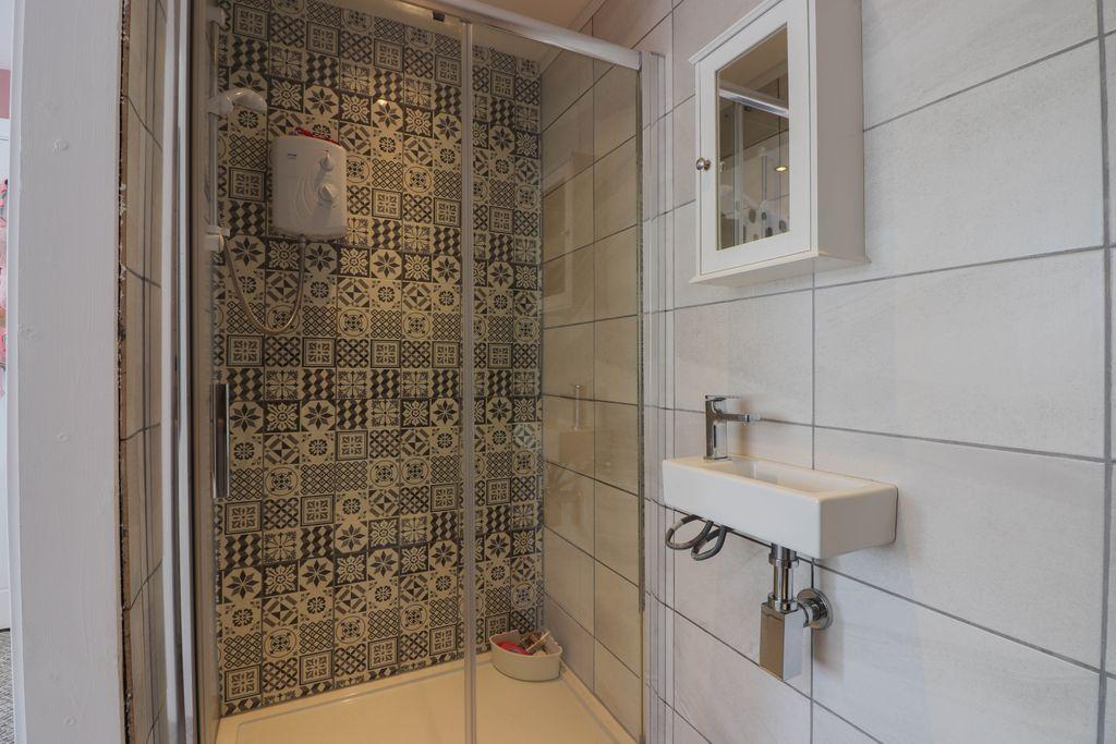 Ensuite to Bed 2