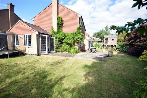 4 bedroom detached house for sale - Micawber Way, Chelmsford