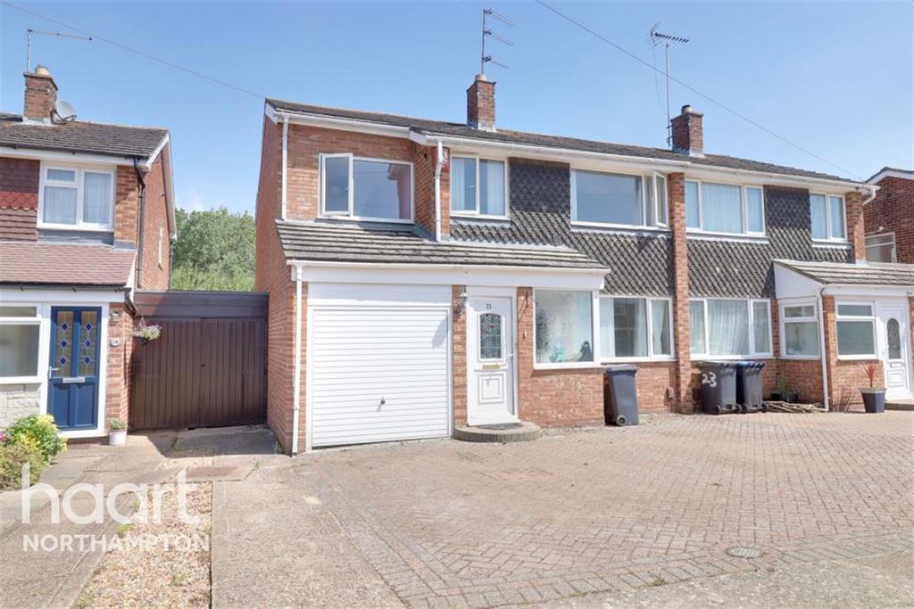 Fulford Drive Northampton 4 bed semidetached house £1,400 pcm (£323 pw)