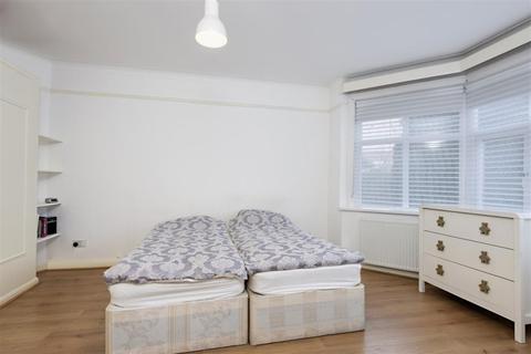 16 Clifton Gardens, London, NW11 7EL