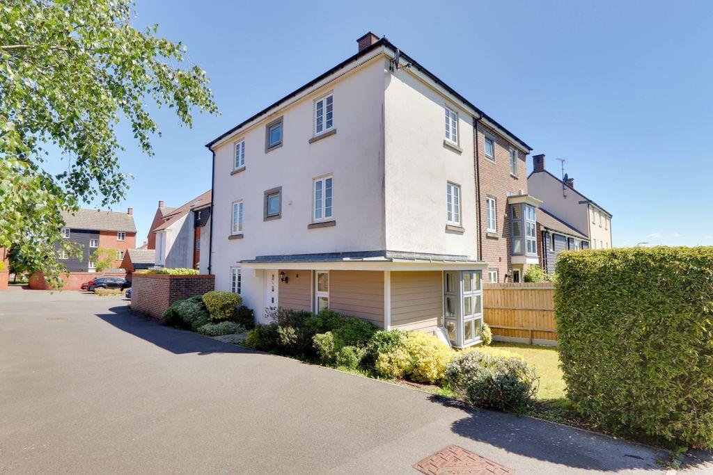 Appleton Drive, Basingstoke RG24 9RX 4 bed end of terrace house £400,000