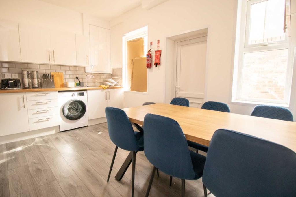 Coningsby Road, Liverpool 6 bed semidetached house £250,000