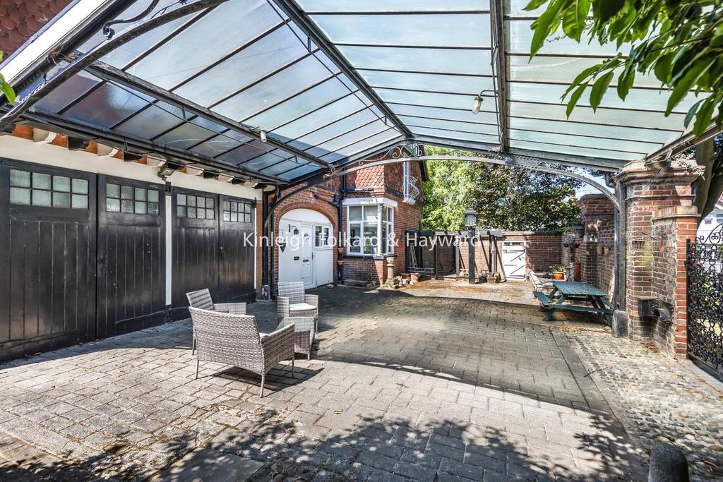 Woodland Way, West Wickham 4 bed detached house £1,100,000