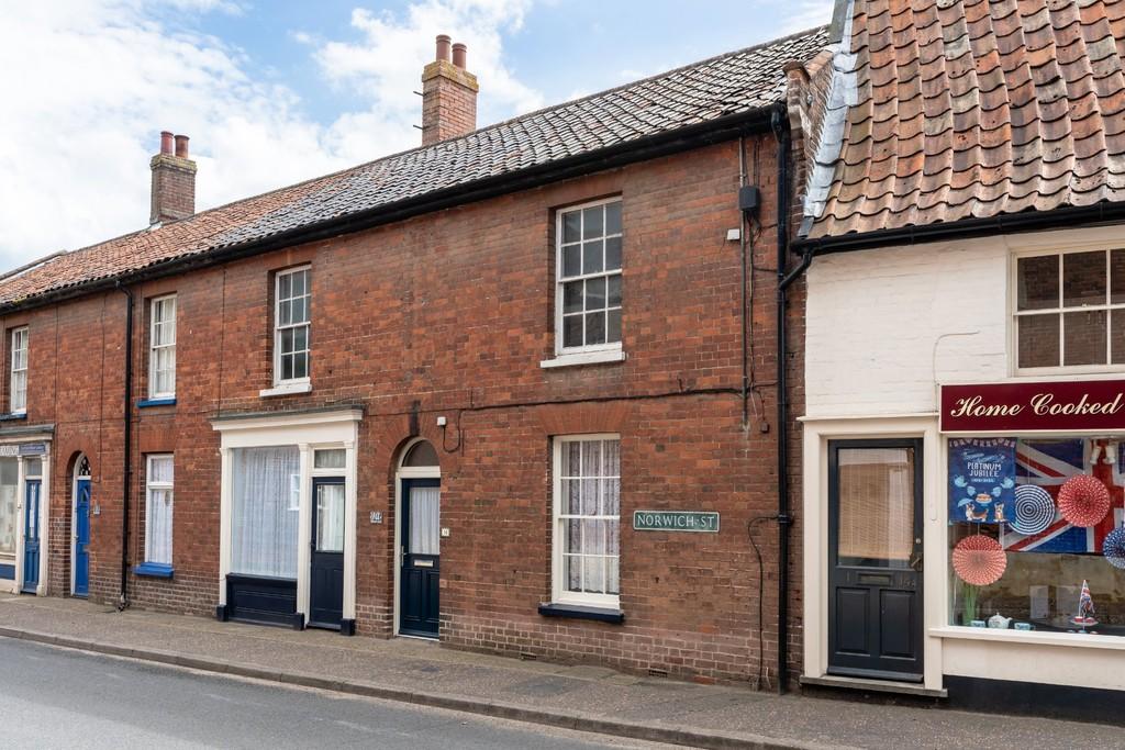 Hingham 2 bed apartment £125,000