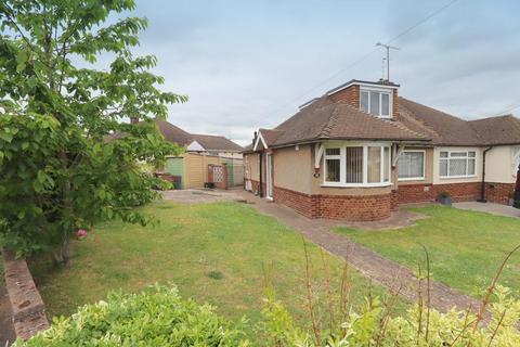 2 bedroom bungalow for sale - Laburnum Grove, Warden Hills, Luton, Bedfordshire, LU3 2DW