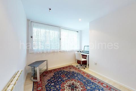 1 bedroom flat for sale, Britten Close, NW11