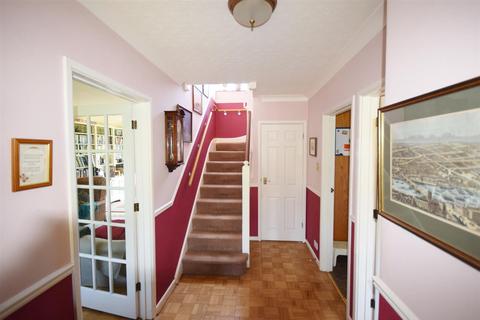 3 Garth Close, Farnham, GU9 8PX
