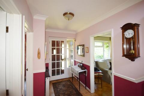 3 Garth Close, Farnham, GU9 8PX