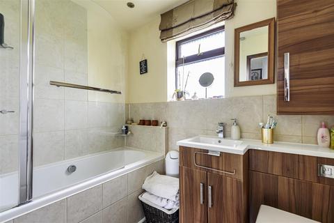 2 Meadow Way, Tadcaster, LS24 8NA