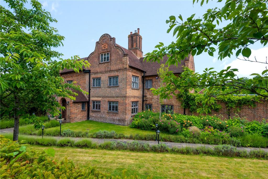 Bagshot Road, Chobham, Woking, Surrey, GU24 4 bed detached house £