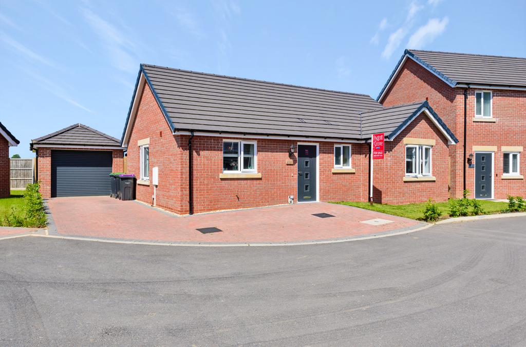 Gibson Green, Witham St. Hughs, LN6 2 bed bungalow £240,000