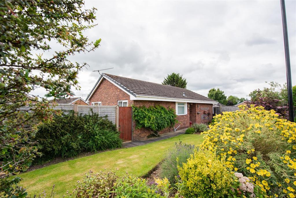 Saddlers Close, Copmanthorpe, York 3 bed detached bungalow for sale £
