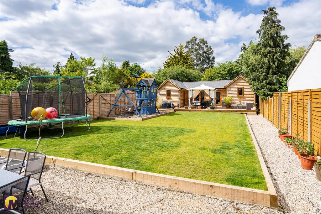 Hamlet Hill, Roydon 4 bed detached house £779,995