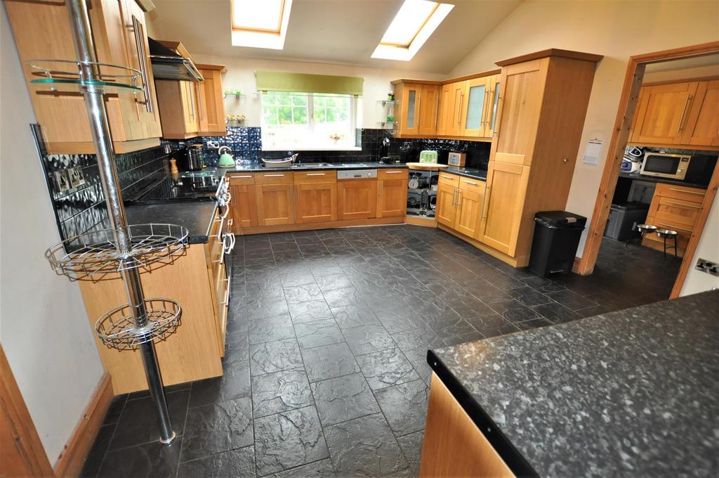 Maes Road, Llangennech, Llanelli 4 bed detached house £355,000